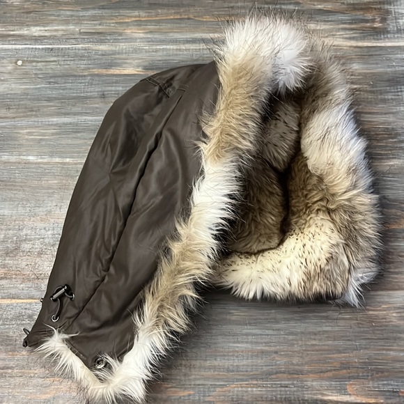 Laundry by Shelli Segal Coat with detachable faux fur hood - like new - Picture 5 of 5